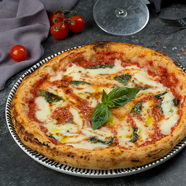 玛格丽特披萨含番茄酱,马苏里拉芝士,罗勒叶